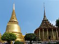 Bangkok Wat Phrae Kaeo P0662 Grand Chedi dore et Bibliotheque sacree